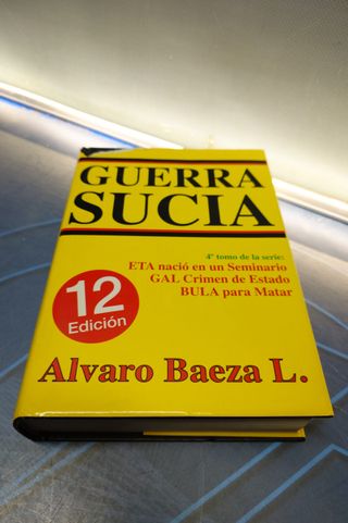 Libro en tapa dura, guerra sucia de Álvaro Baeza L.