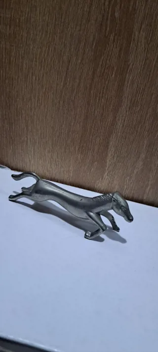 Caballo de hierro decorativo plateado