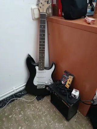 Guitarra Eléctrica Negra y Amplificador