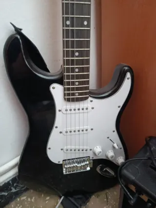 Guitarra Eléctrica Negra y Amplificador