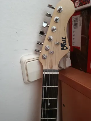 Guitarra Eléctrica Negra y Amplificador