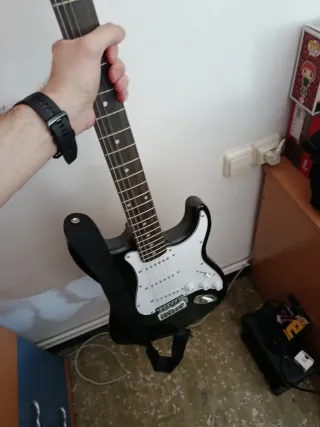 Guitarra Eléctrica Negra y Amplificador