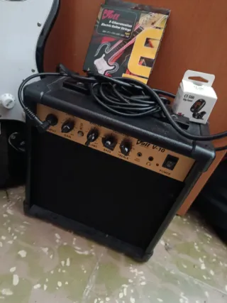 Guitarra Eléctrica Negra y Amplificador