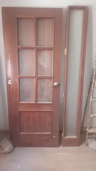 Puerta de madera con cristal y fijo