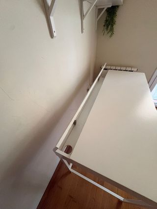 Escritorio blanco metal y madera