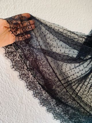 Falda medio larga de encaje.