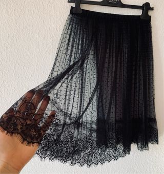 Falda medio larga de encaje.