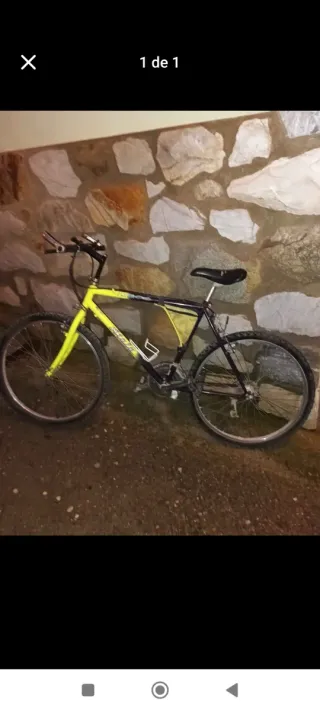 Bicicleta de montaña amarilla y morada