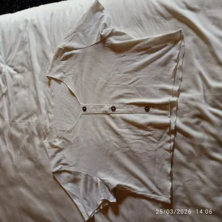 Camiseta blanca de canalé con botones