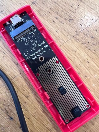 Caixa para Disco SSD M.2 NVMe/SATA - Nova e Versát