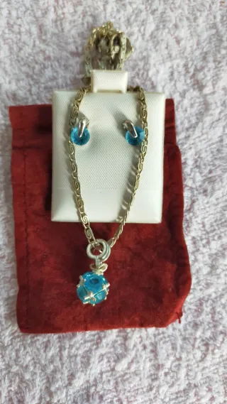 Conjunto de joyería azul y plateada