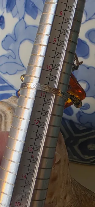 Anillo de plata escultórico ambar