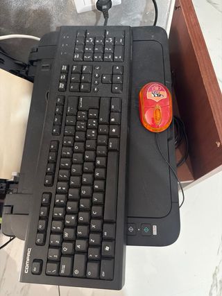 PC fisso Compaq, monitor, tastiera, mouse