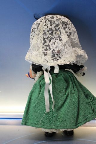 13. Antigua muñeca española traje regional de Valencia. Años 60.