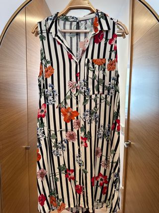 Vestido Stradivarius flores y rayas