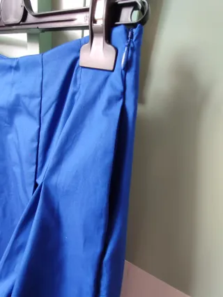 Falda midi azul con pliegues