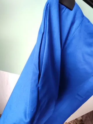 Falda midi azul con pliegues