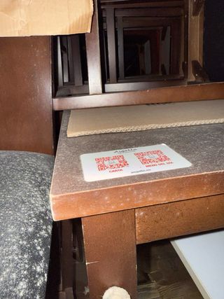 Sillas de plástico rojas apilables y de madera