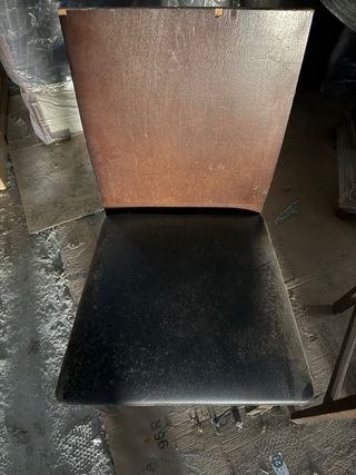 Sillas de plástico rojas apilables y de madera