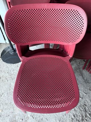Sillas de plástico rojas apilables y de madera