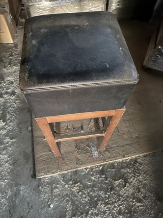 Sillas de plástico rojas apilables y de madera