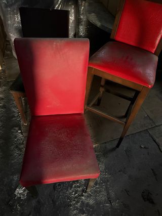 Sillas de plástico rojas apilables y de madera