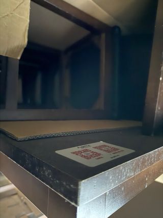 Sillas de plástico rojas apilables y de madera