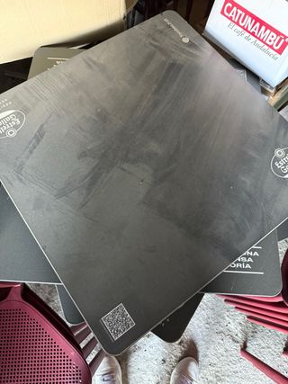 Sillas de plástico rojas apilables y de madera