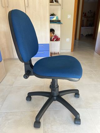 Silla de escritorio ergonómica negra y azul