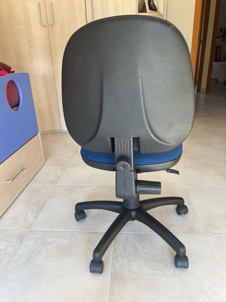 Silla de escritorio ergonómica negra y azul