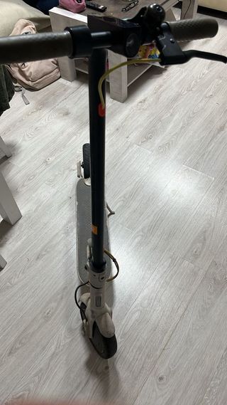 Patinete eléctrico blanco