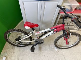 Bicicleta infantil roja y blanca