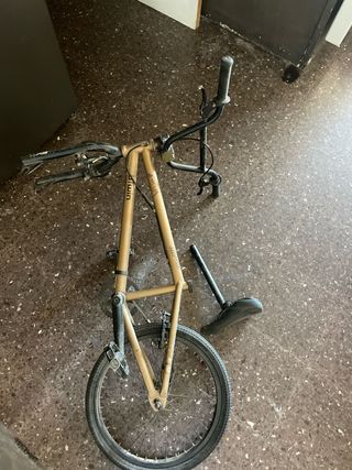 Bici de skate color dorado.