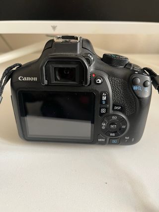 DSLR Canon EOS 1300D con obiettivo 18-55mm