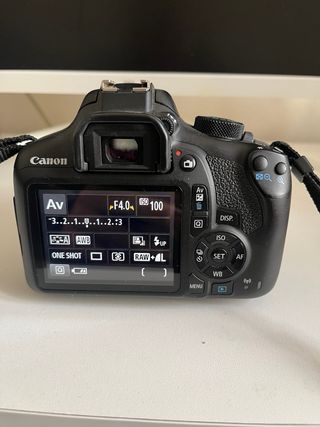 DSLR Canon EOS 1300D con obiettivo 18-55mm