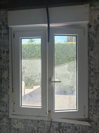 Ventanas exteriores con persianas (hay 2).