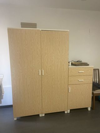 Conjunto de armarios de madera y plástico