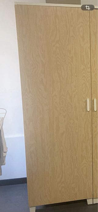 Conjunto de armarios de madera y plástico