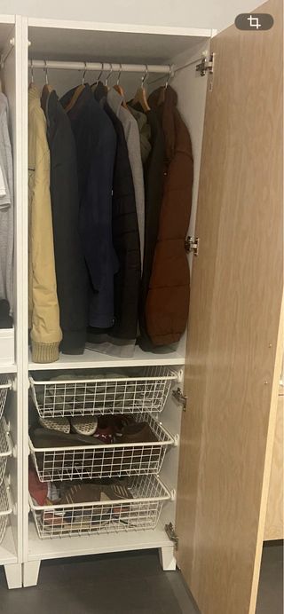 Conjunto de armarios de madera y plástico