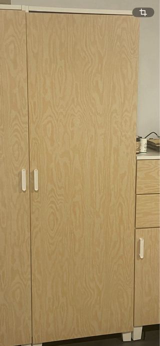 Conjunto de armarios de madera y plástico