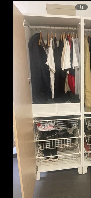 Conjunto de armarios de madera y plástico