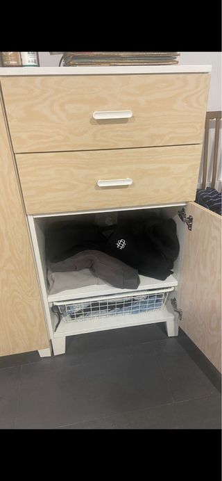 Conjunto de armarios de madera y plástico