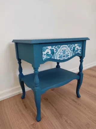 Mesilla de noche azul restaurada