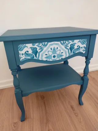 Mesilla de noche azul restaurada