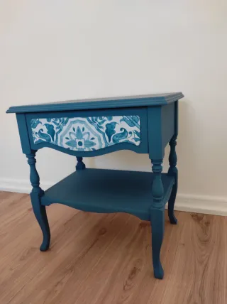 Mesilla de noche azul restaurada