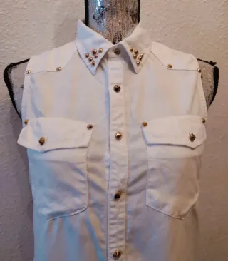 Camisa blanca sin mangas con tachuelas doradas