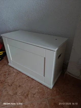 Arcón de madera blanco