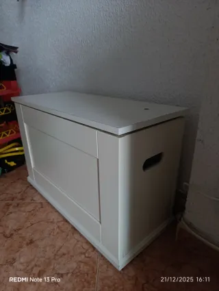 Arcón de madera blanco