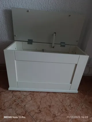 Arcón de madera blanco