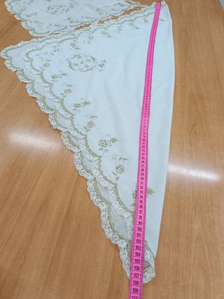 Manteleta bebé batista beige bord. oro y puntilla